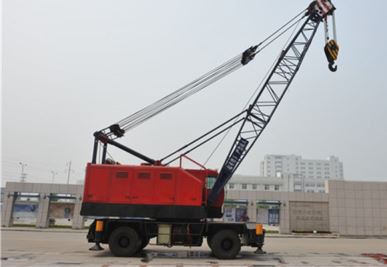 Rubber Tyrd Harbour Crane